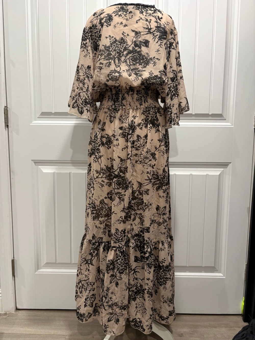 Kate and Lily Beige and Black Floral Maxi Dress with Smocked Waist Size 16W - Picture 2 of 14